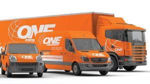Um van com logotipo One Moving